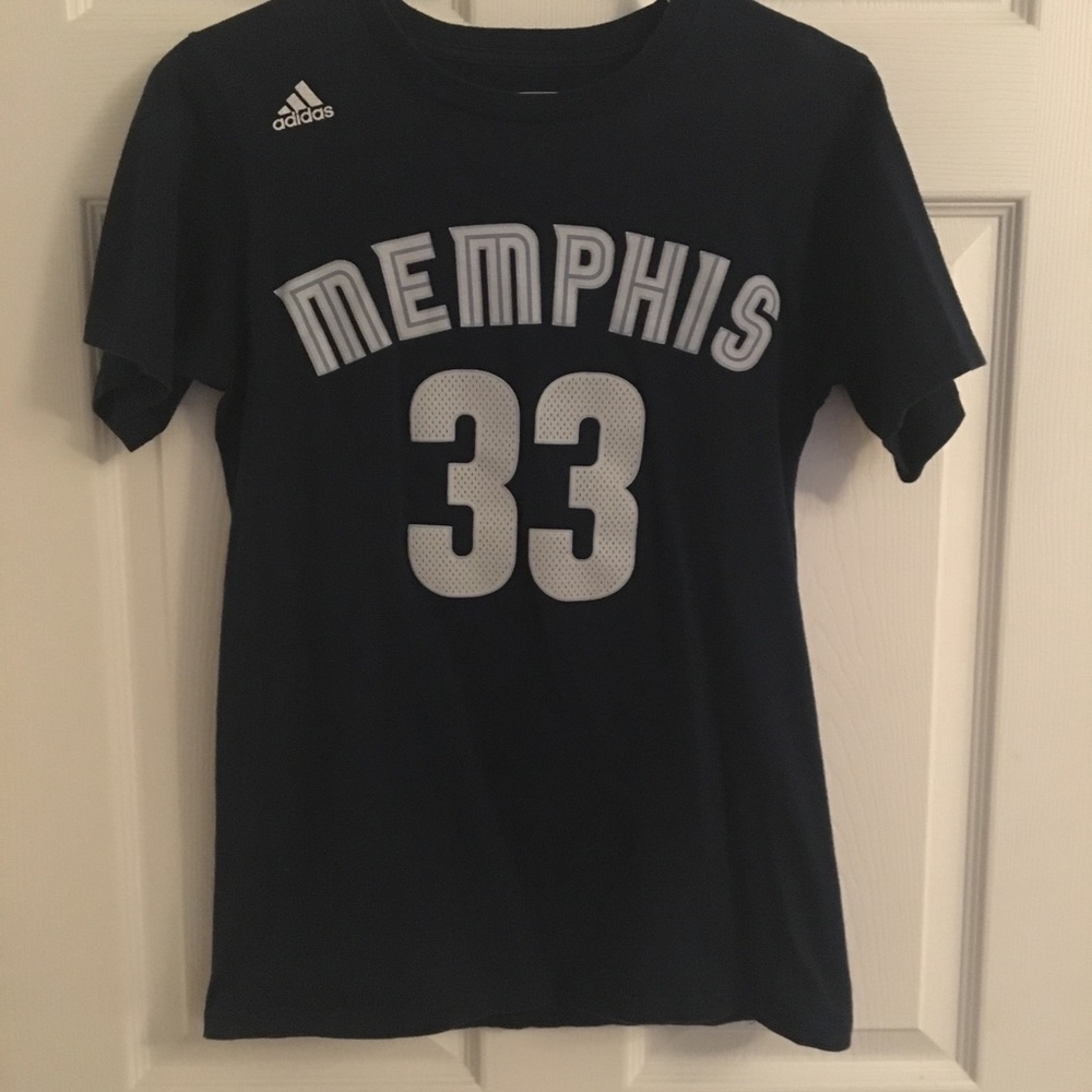 BOGO 1/2 off 💙Authentic Memphis Grizzlies tshirt. YS (unisex)